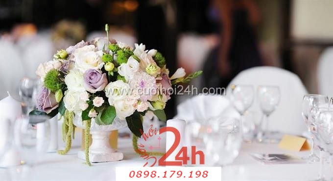 Dịch vụ cưới hỏi 24h trọn vẹn ngày vui chuyên trang trí nhà đám cưới hỏi và nhà hàng tiệc cưới | Trang trí tiệc cưới với hoa để bàn tươi sáng